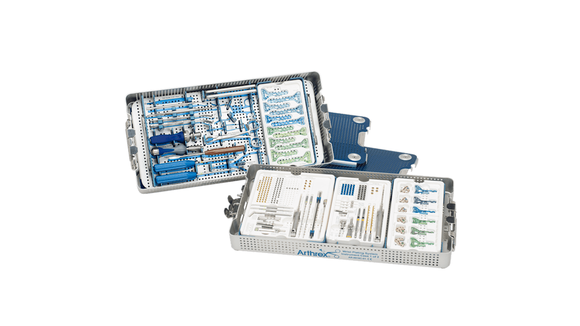 Técnica con sistema de placas de titanio para muñeca