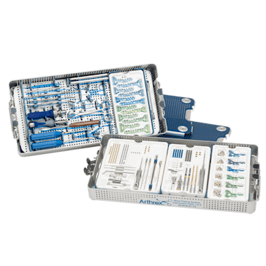 Técnica con sistema de placas de titanio para muñeca